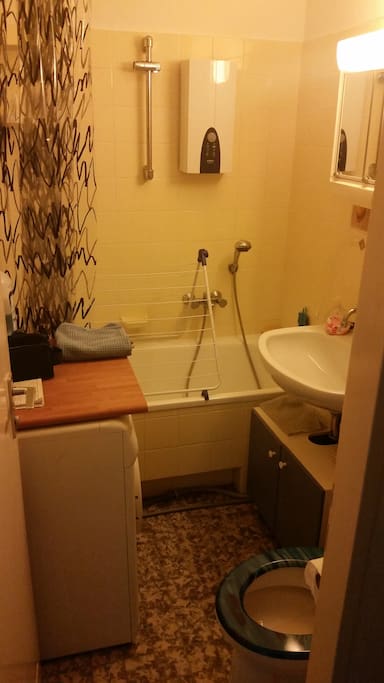 Clean Bathroom with washmashine