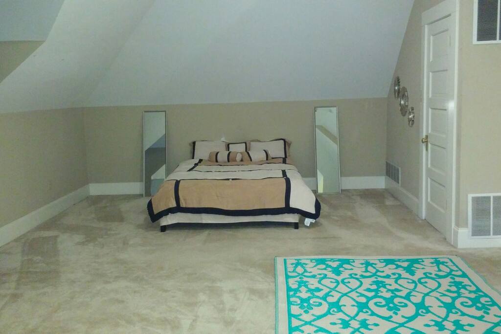 Do you see the square footage in the LOFT?!?!