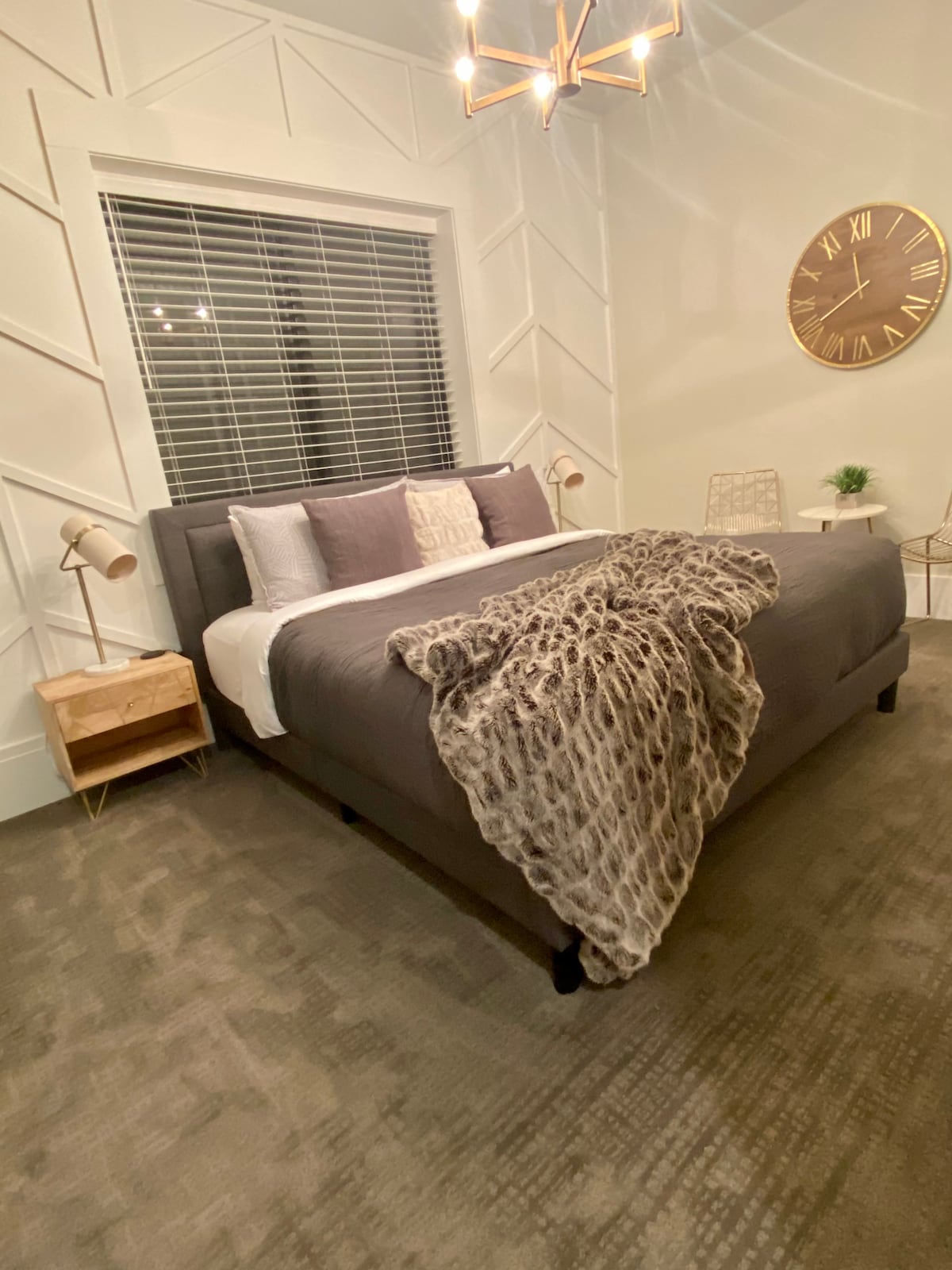 Ქვედა დონის მთავარი სასტუმრო ოთახი დიდი საწოლით. 