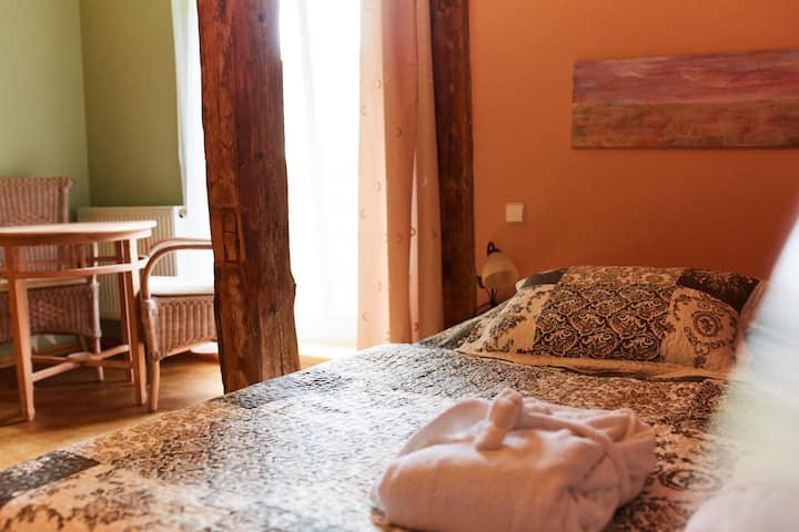 Бидете сигурни дека ќе спиете подобро тука. Низ прозорецот се слуша само свежиот воздух. 