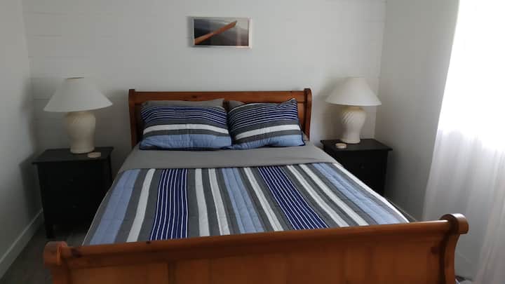 Chambre principale avec lit Queen Size. 