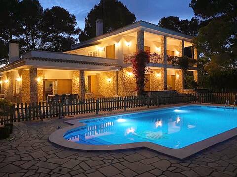 6 bedroom villa 100m from the sea