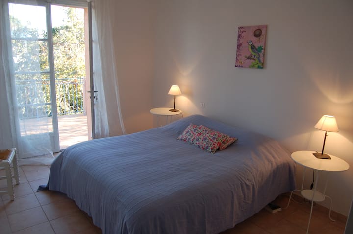 Chumba cha kulala kilicho na ufikiaji wa roshani