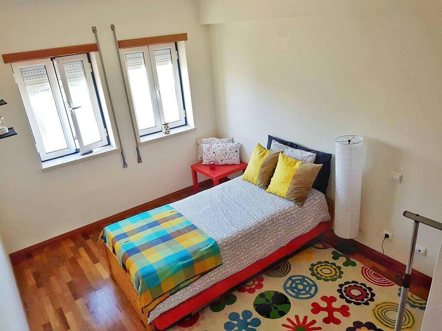 Quarto com cama gavetão (esta cama transgorma-se numa cama de casal).