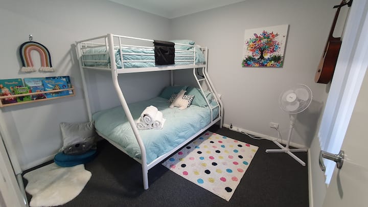 חדר שינה שני - מקום ל -3 אנשים