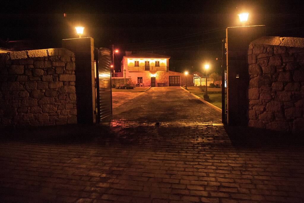 Entrada principal nocturna