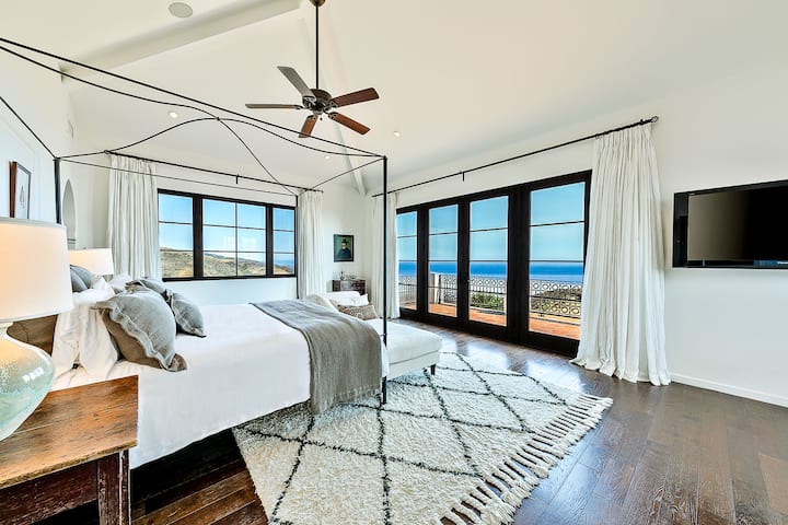 ห้องนอนใหญ่มีวิวทะเลที่น่าทึ่ง