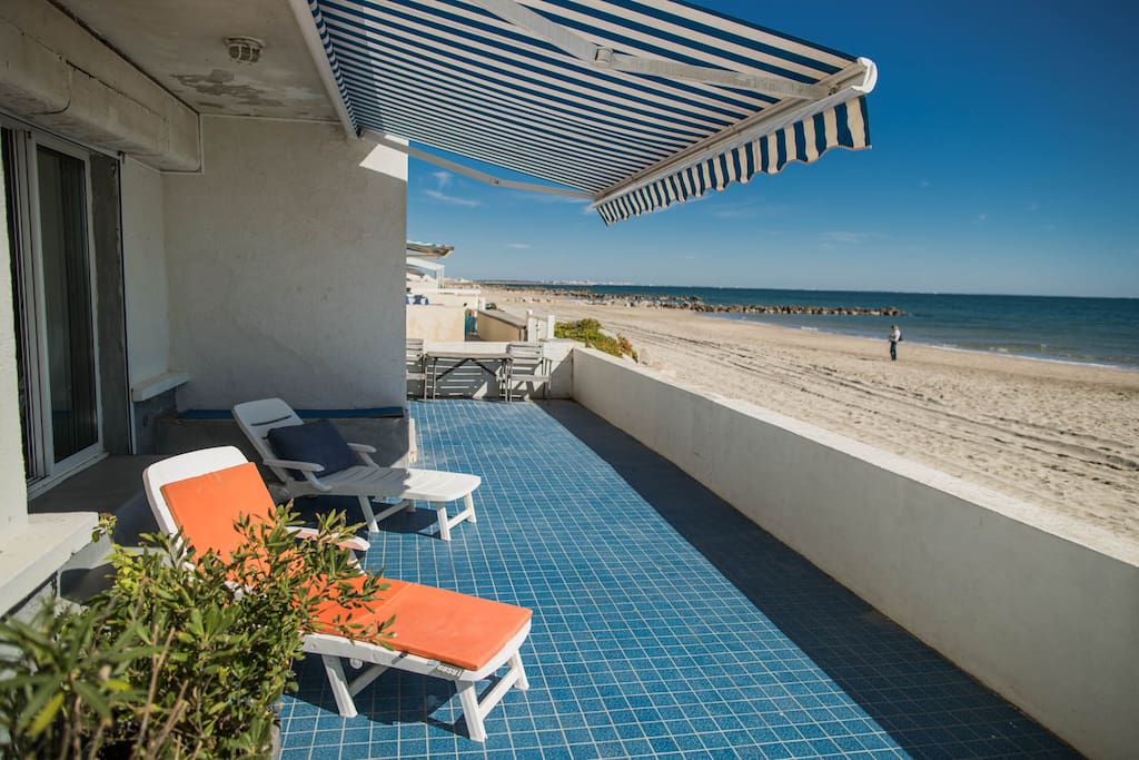Terrasse de 55m2 avec accès direct sur la plage.
55m2 terrace with direct access to the beach.