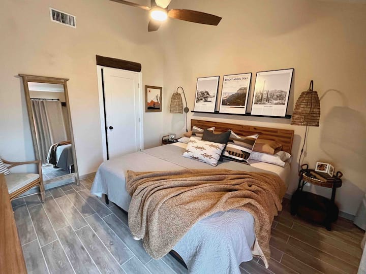 Madrac za veliki bračni krevet od „cool gela” i stropni ventilatori koji pridonose udobnosti u svim prostorijama – dizajnerski detalji u cijelom prostoru