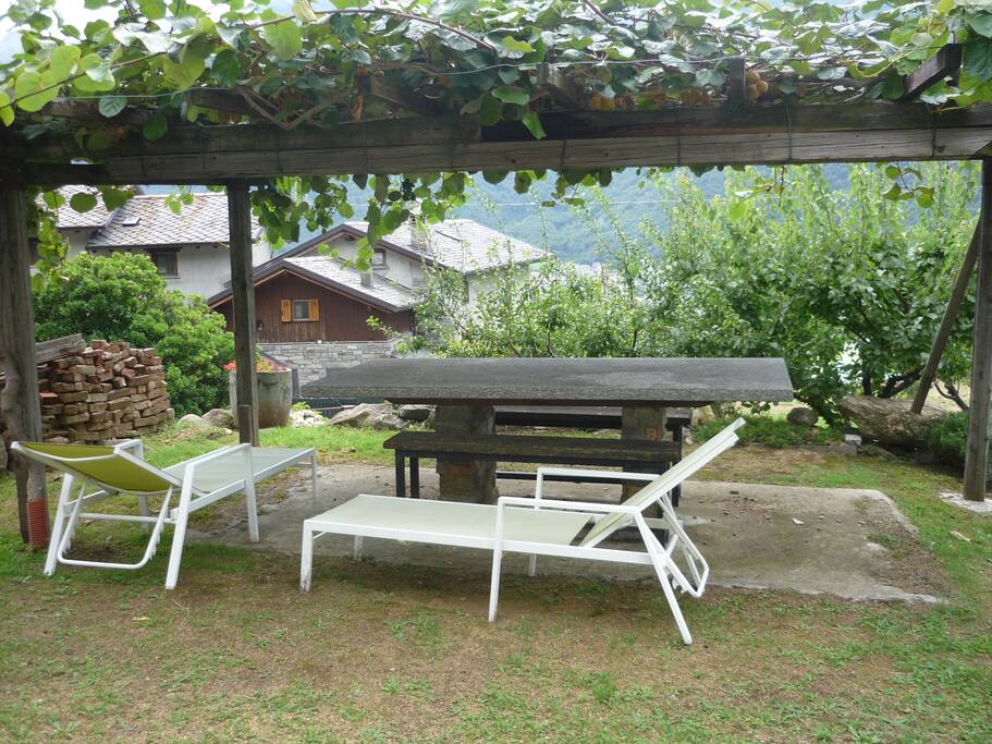 Tavolo esterno spazio accesso per ospiti