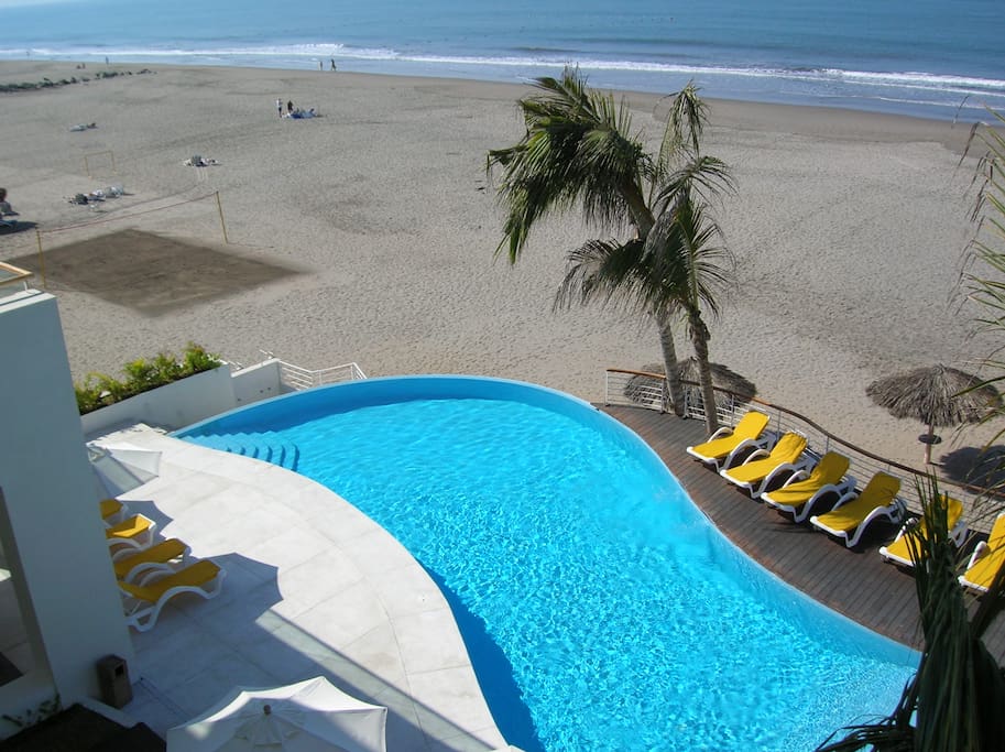 Pool & Lounge Area