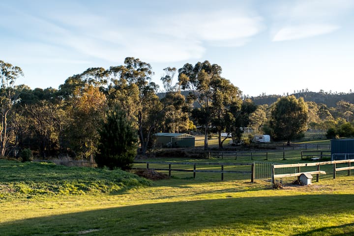 Acton Park Holiday Units Three-Bedroom(pool N/A)