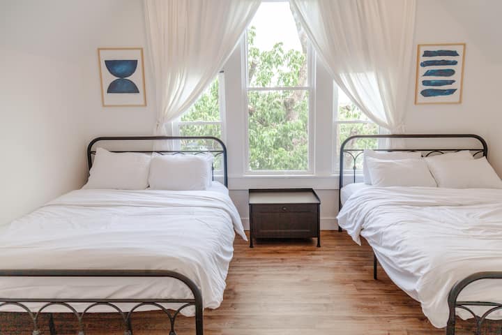 יחידה 3 - חדר שינה 2 (מקום ל -4): 2 מיטות קווין סייז