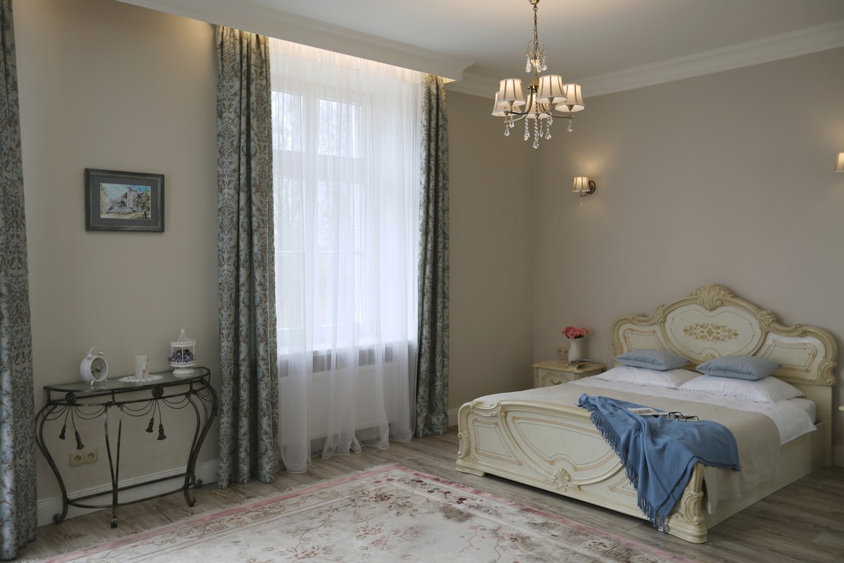 Elegantan bračni krevet u spavaćoj sobi