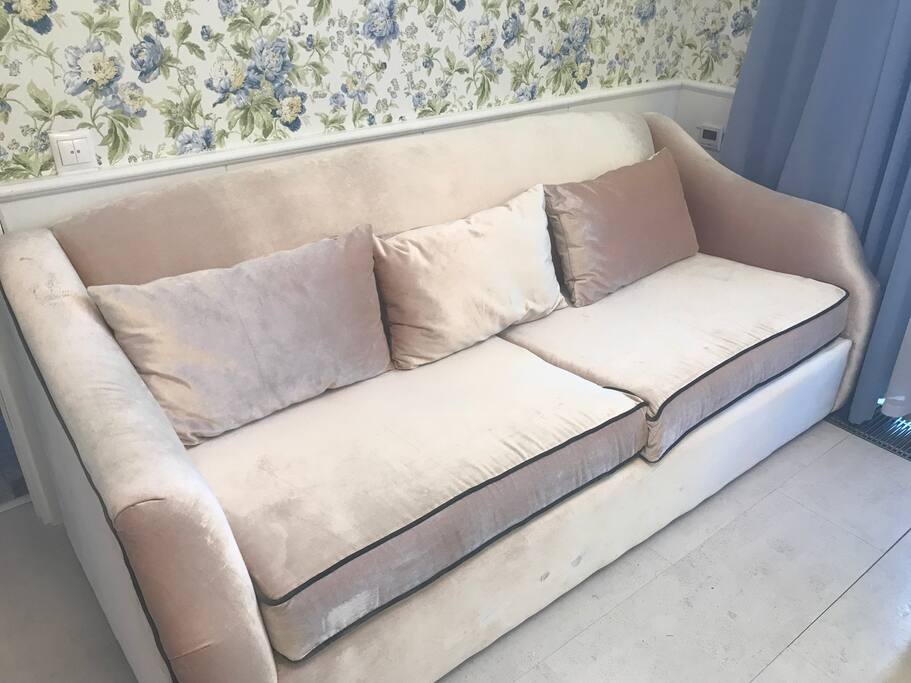 Спальня 1 с диван - кроватью/ Bedroom 1 with sofa bed.