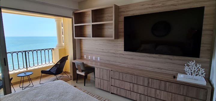 Pracovný priestor v hlavnej spálni. 81-palcový televízor.
Priestor na prácu v hlavnej spálni. 81-palcový televízor.