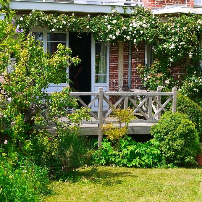 Terrasse ensoleillé avec accès Cuisine Salle à Manger et Jardin
