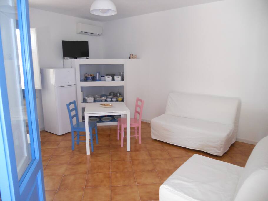 Zona pranzo con divano letto alla francese più divano letto singolo a richiesta