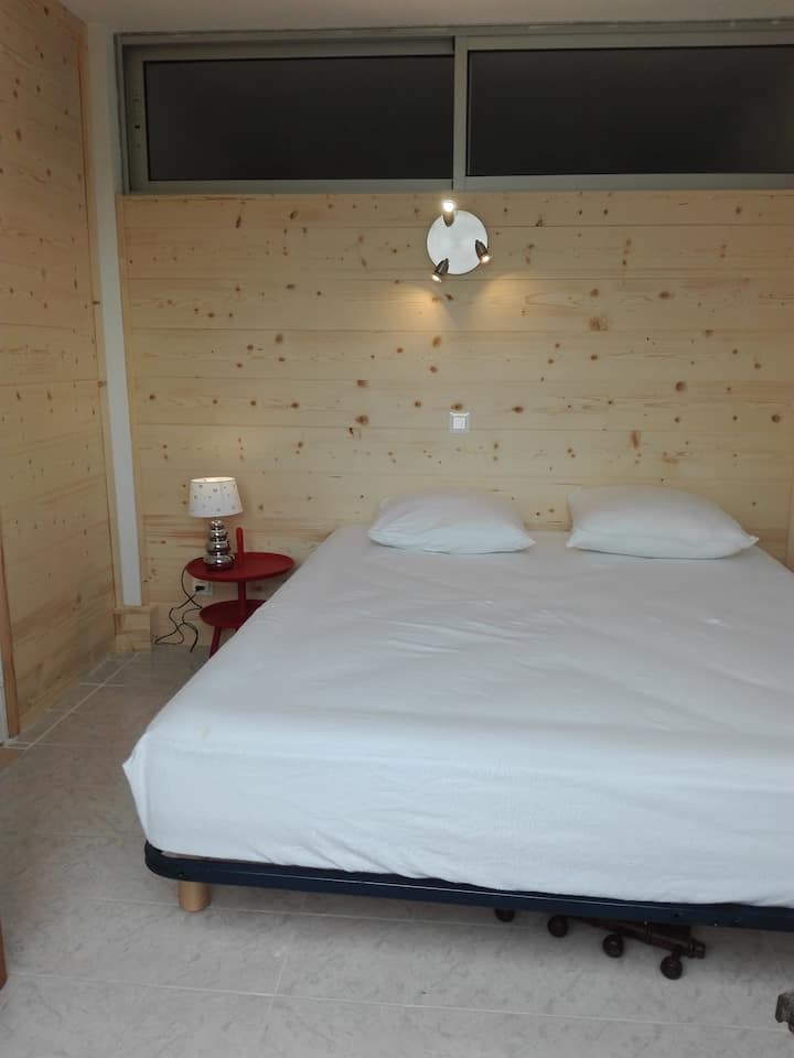 Slaapkamer met queensize bed 160X200