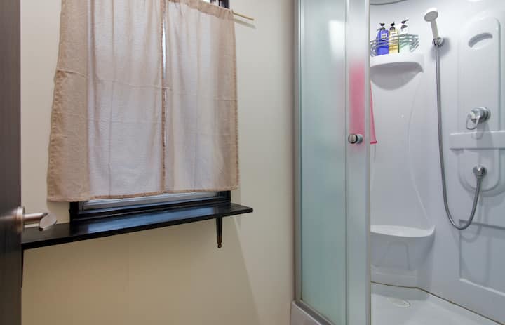 シャワールーム２室あります。
ボディーソープ、シャンプー、コンディショナー完備