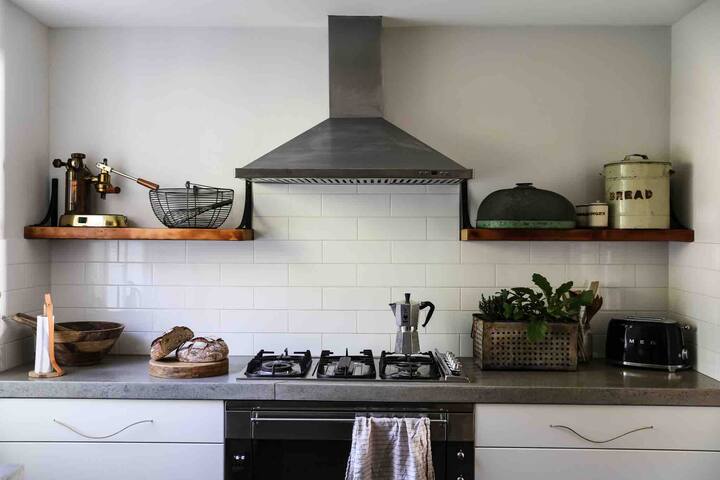 Historic Cottage Bundeena – Steps to Beach & Park gallery image 5