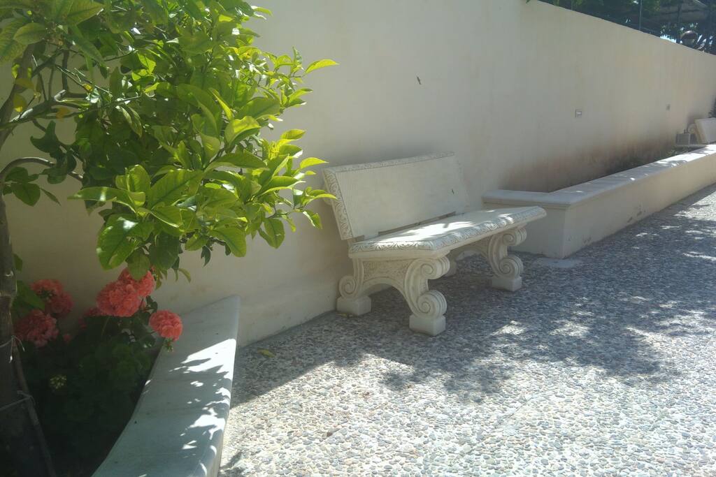 piazzetta adiacente giardino
