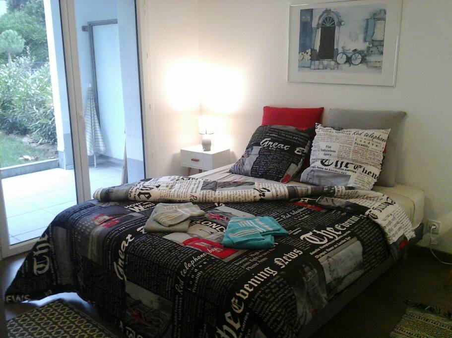 Lit Queen size , fait pour votre arrivée...
Qualité hotelière ainsinque les 2 oreillers...
Linge de toilette fourni selon photo...