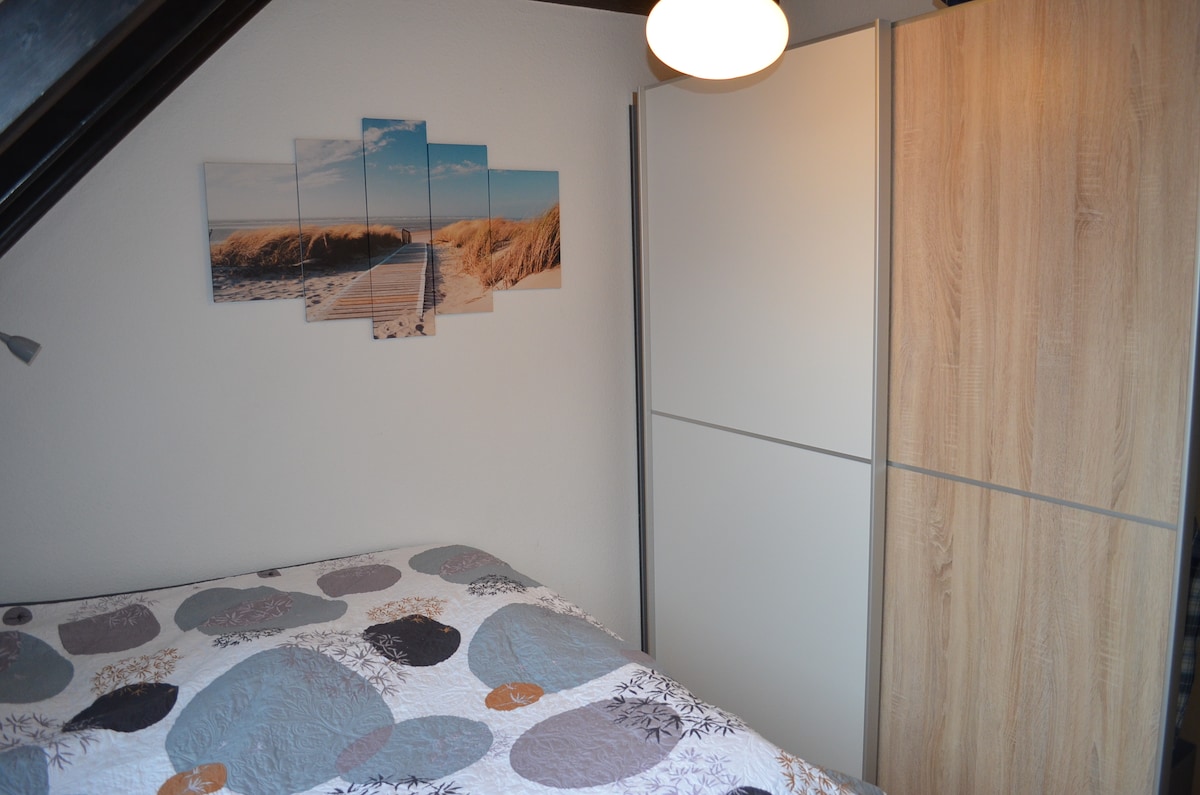 Bedroom, beds with single mattresses 80 x 200 each