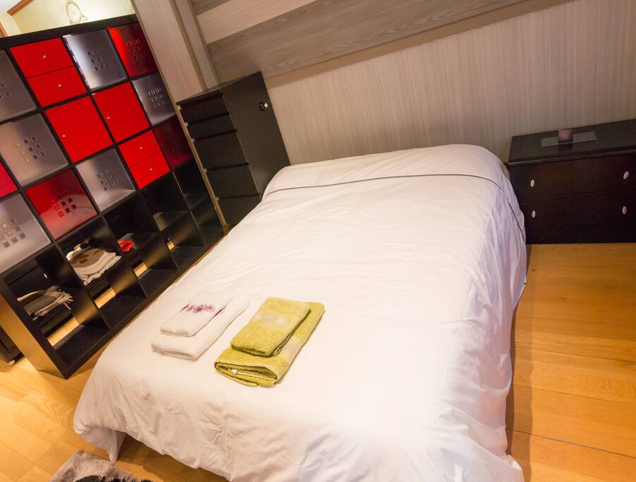 Cama de matrimonio de 1.35m. King-size bed
