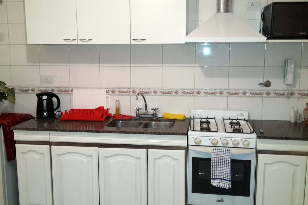 Cocina grande con alacena aérea y bajo mesada