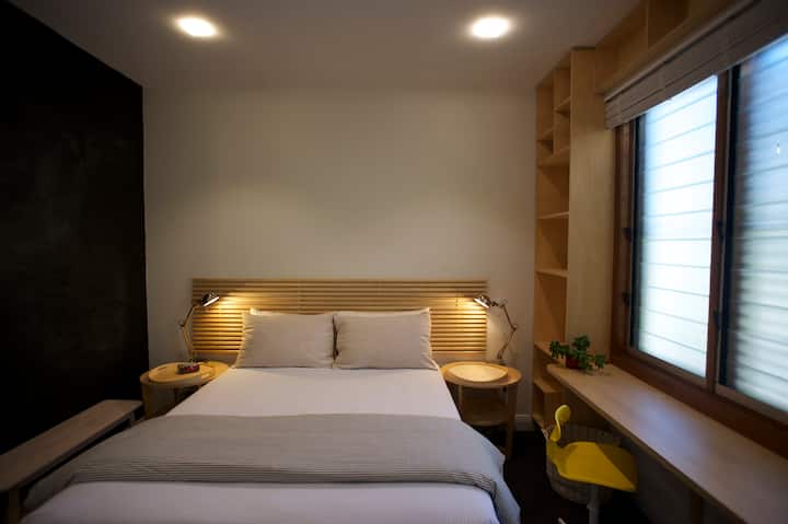 Cama tamaño queen en el segundo dormitorio