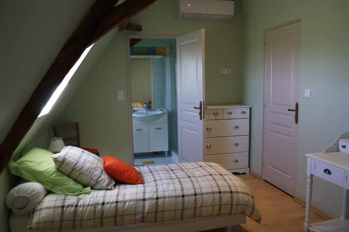 绿色房间地板2张床90