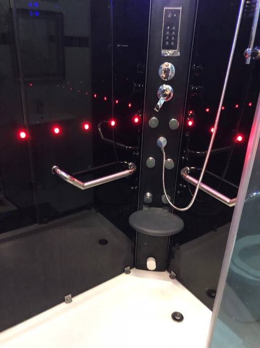 Standing jacuzzi with stereo system, steam et