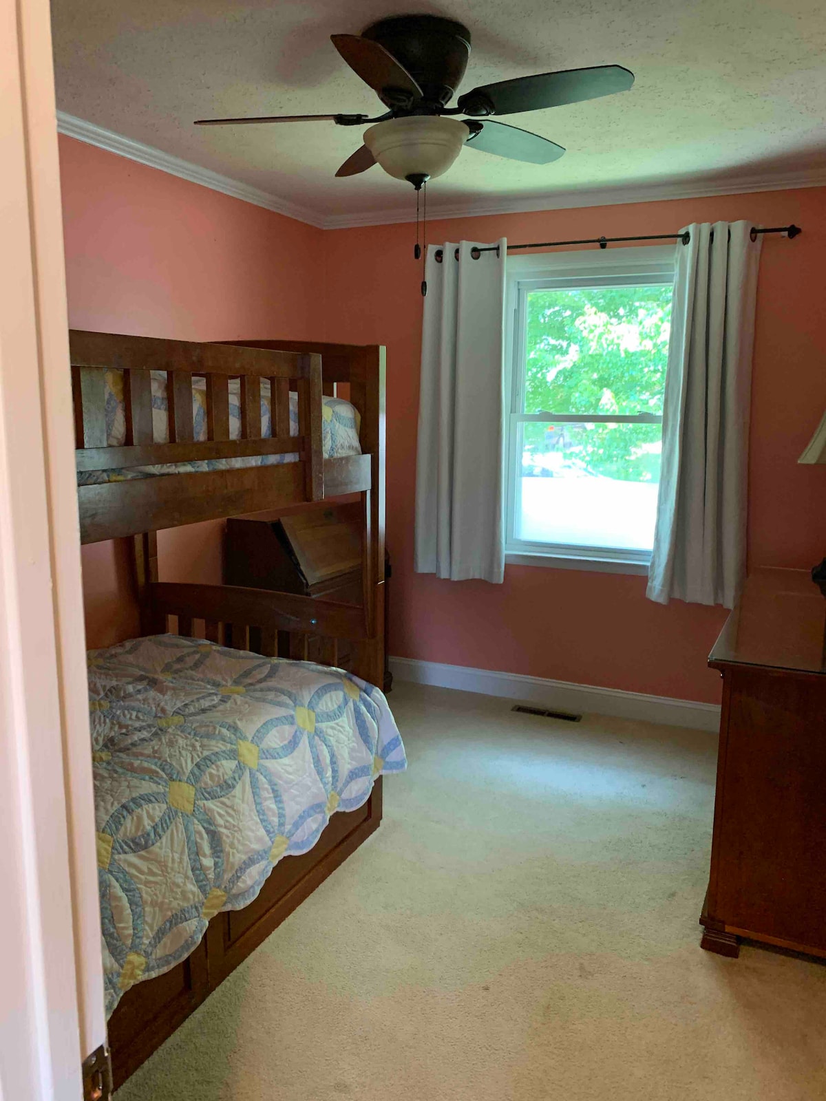 Tweepersoonskamer met twee eenpersoonsbedden boven. Nieuwe vinylvloeren geïnstalleerd op 20/923.