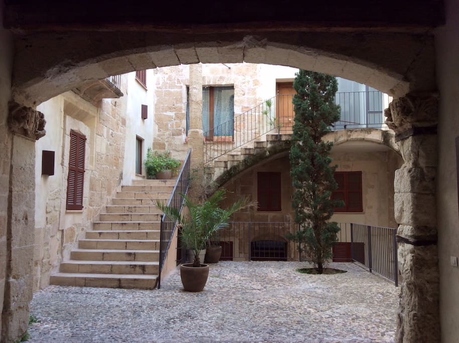 Patio mallorquín de acceso