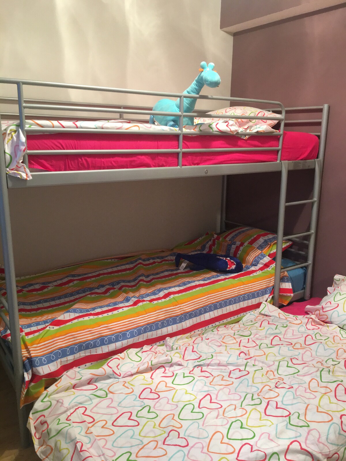 Sovrum med våningssäng och ytterligare enkelsäng