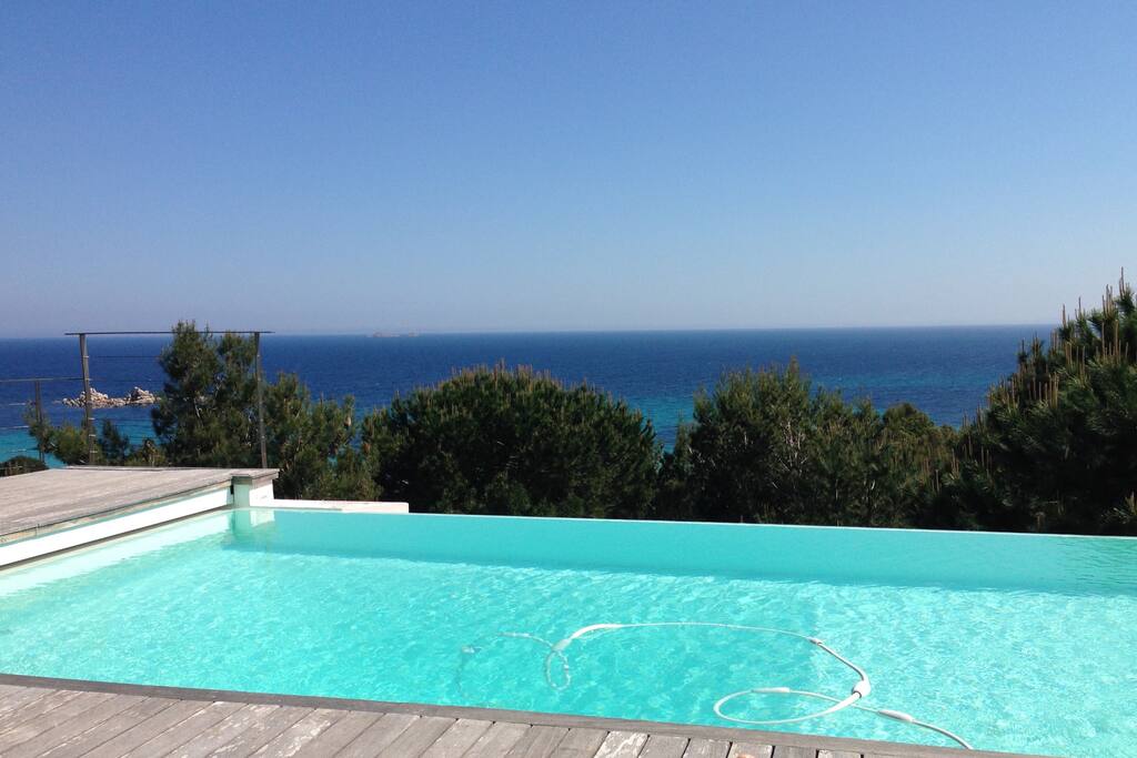 La piscine (10 x 4) à débordement