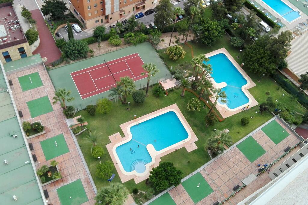 Completas instalaciones con doble piscina y pista de tenis rodeadas de zonas ajardinadas...