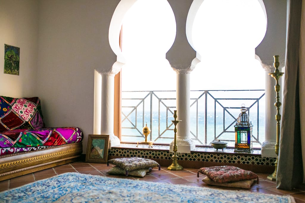 Salón de Té estilo marroquí con vistas al estrecho de Gibraltar y África