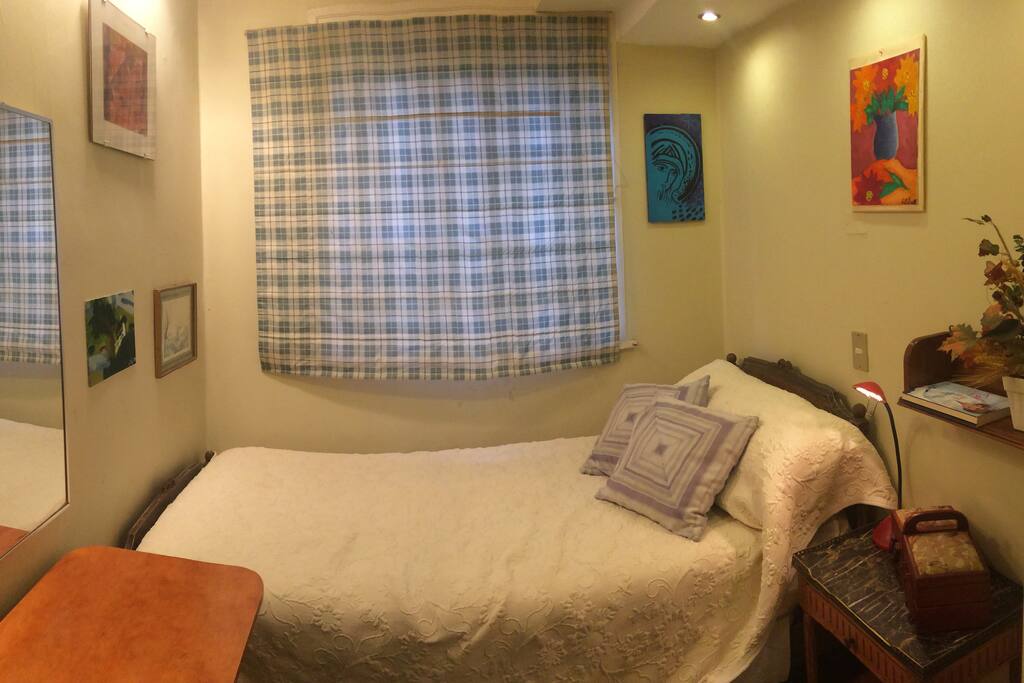 Habitaciòn asoleada de una cama