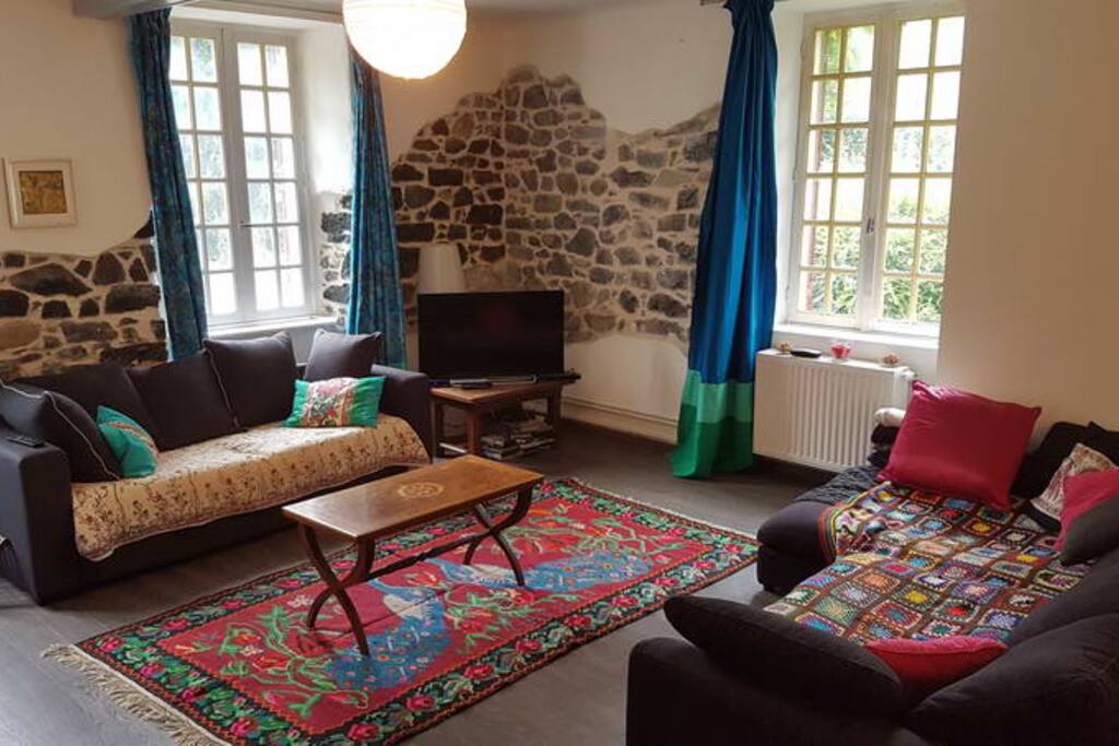 Le coin télé et canapés
