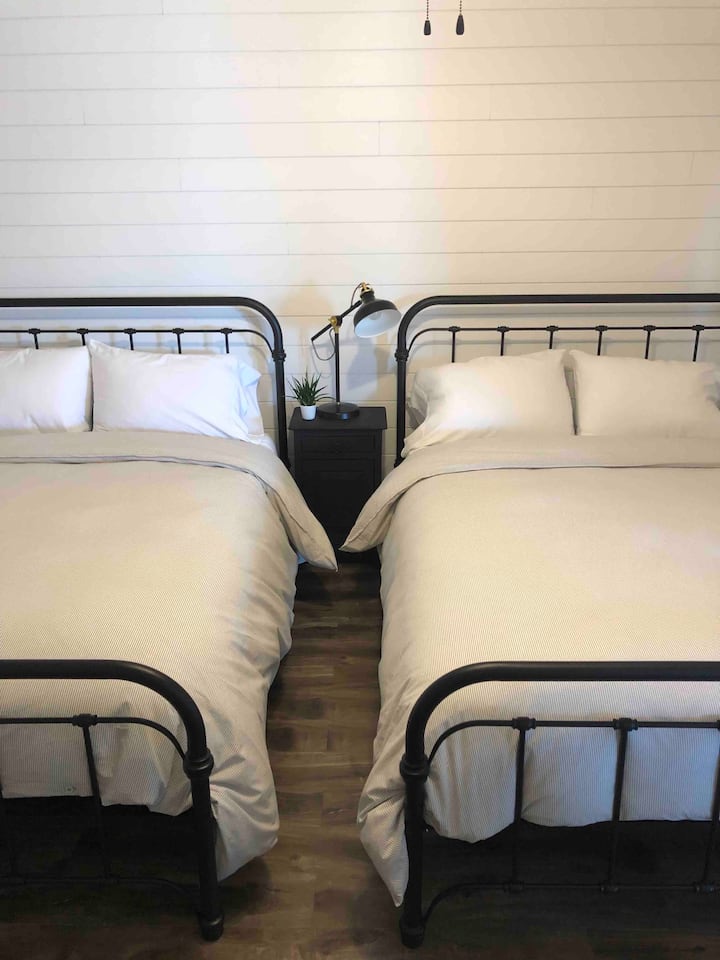 Due letti matrimoniali nel seminterrato esterno.