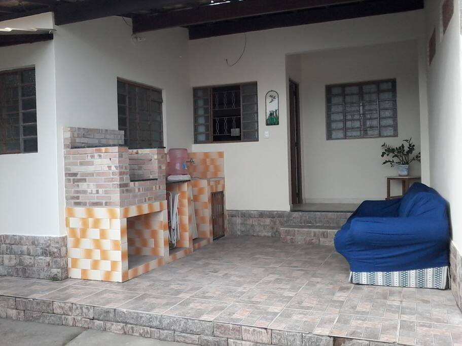 Varanda com churrasqueira privativa.