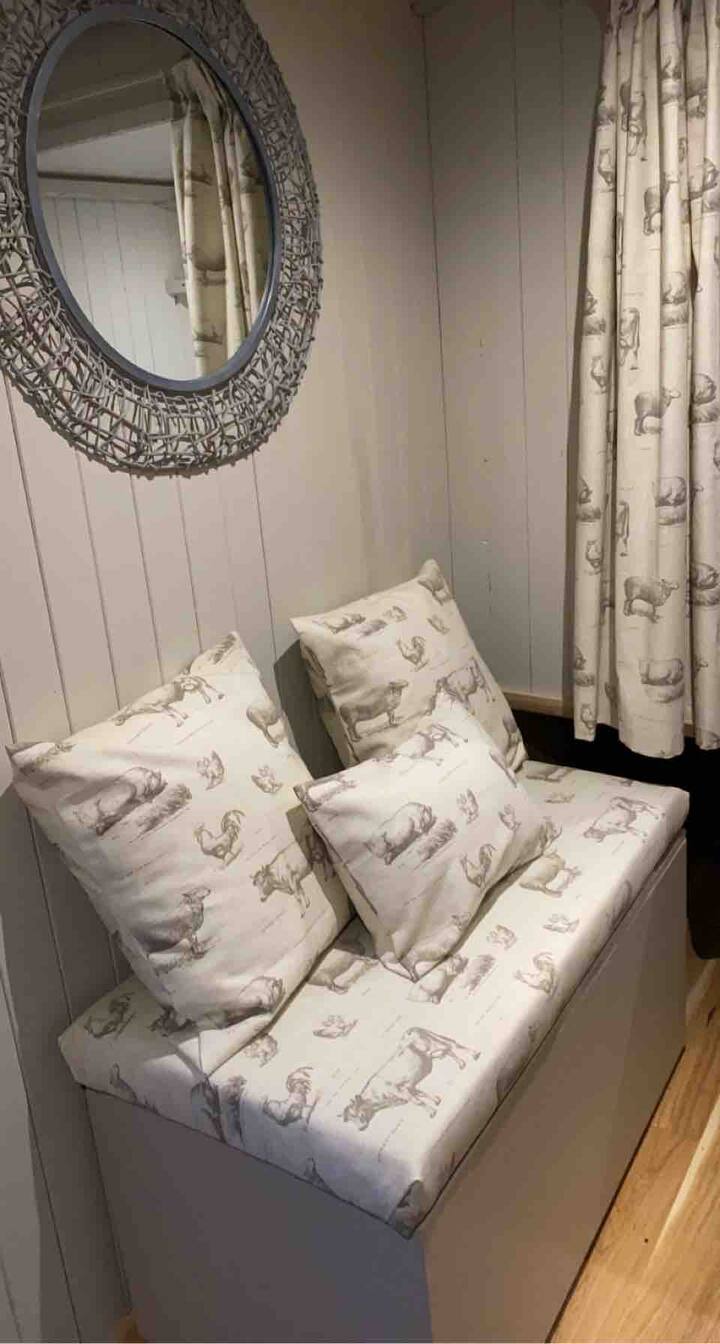 The Orchard Shepherds Hut, Luxury Hot Tub - Devon