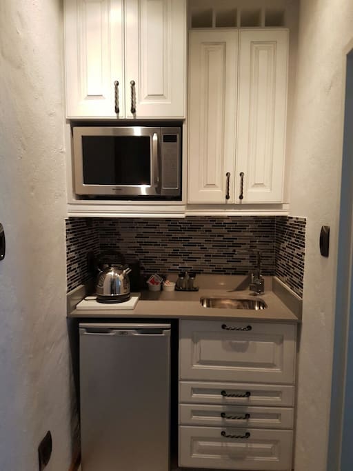 Small kitchenette with bar fridge, microwave, kettle & toaster incl basic tea and coffee