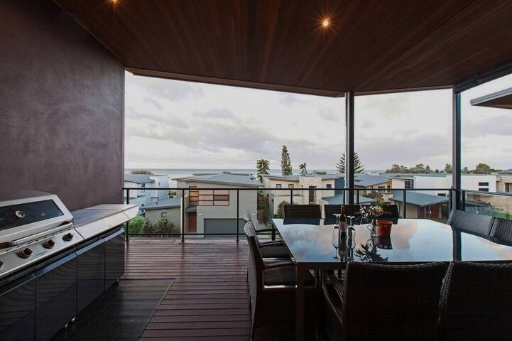 Ocean View Deluxe 4 Bedroom Apartment gallery image 3