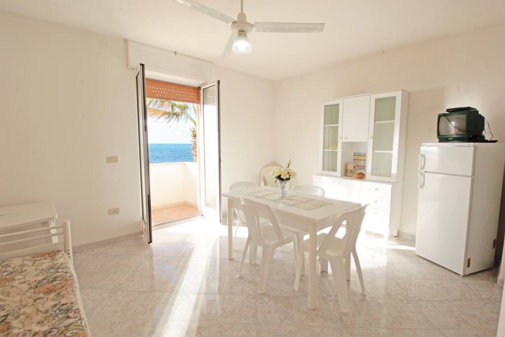 Soggiorno/Sala da pranzo con cucina vista mare