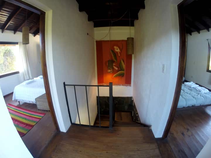 חדרים למעלה, גרם מדרגות