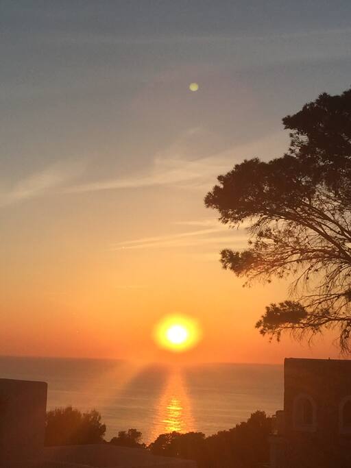 VISTAS DE LA PUESTA DE SOL DESDE LA TERRAZA DE LA CASA
