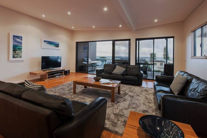 Ocean View Deluxe 4 Bedroom Apartment gallery image 2